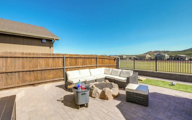 Spacious Bellemont Cabin w/ Jacuzzi + Mtn View!