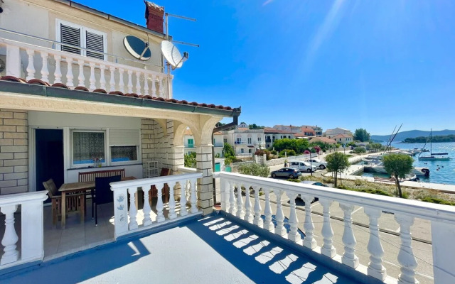 Sea View House for 4