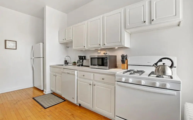 Feel at Home 2BR Apt - Buckingham 3