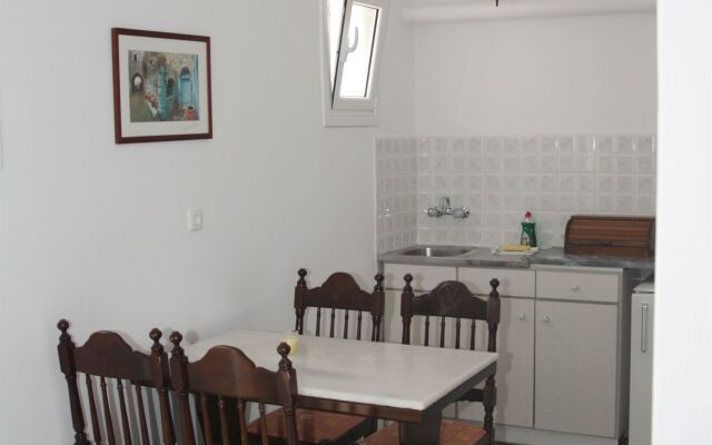 Adonis Hotel Studios & Apartments