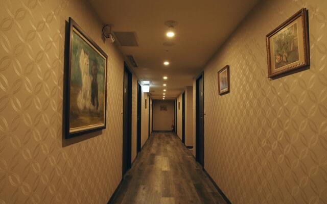 Crystal City Hotel