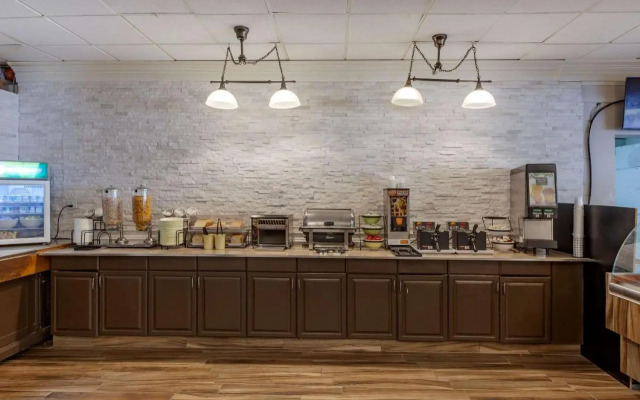 Econo Lodge Inn & Suites Toronto Airport