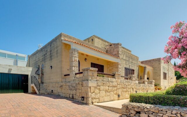 Superlative 4 Bedroom Villa With Private Pool