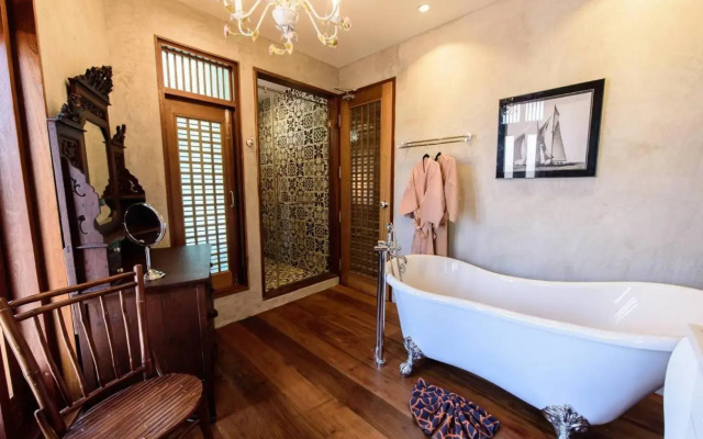 Rimrabeang Amphawa Cafe and Suite