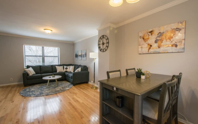 Walkable 2BR Condo Near Greenway Mission