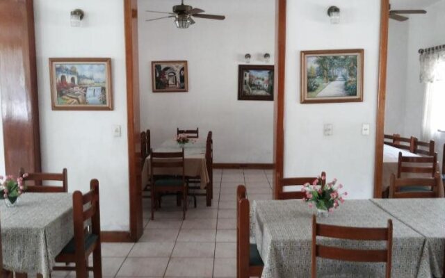 Hotel Casa Flores De Tikal