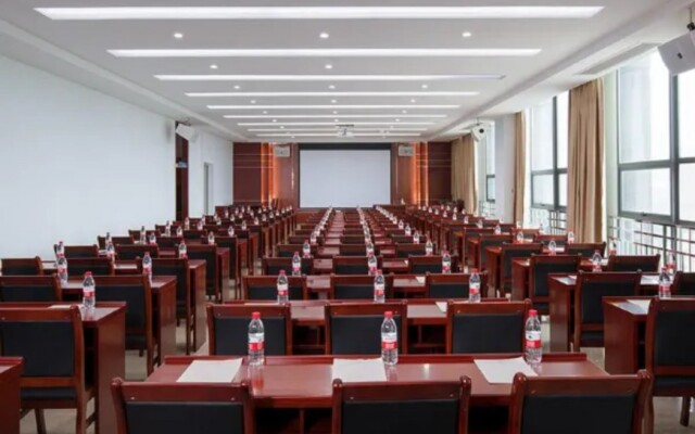 Vienna Hotel (Huizhou Boluo High Speed Rail Central Bus Station Hotel)