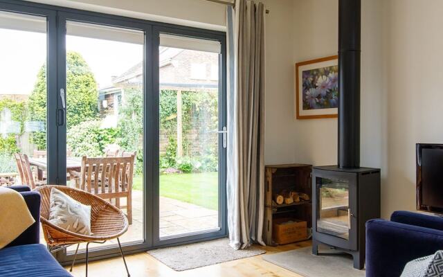 Pretty Coastal Home in Bosham Close to Water