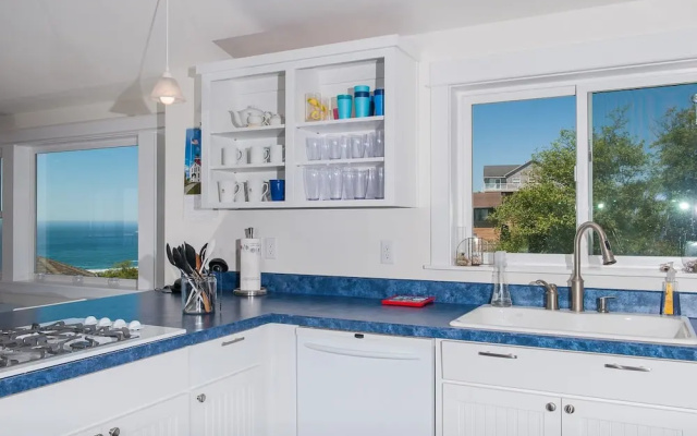 The Lighthouse 3 Br home by RedAwning