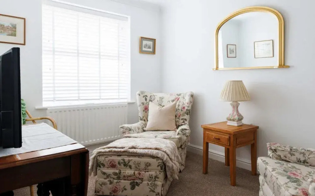 Spacious 4-bed Seaside Retreat in Selsey