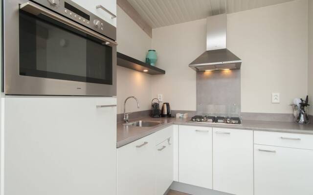 Comfy Lodge with 2 Bathrooms near Beach