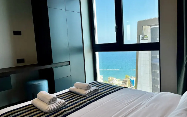 128 LIM - 2001 Stay Only Tower Suite