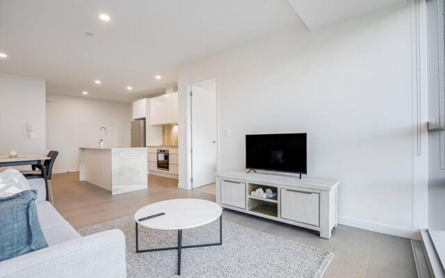 Modern Bright Central Apartment by Zodiak Stays