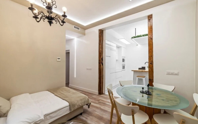 Bright & Spacious Three Bedroom Apartment in Centro
