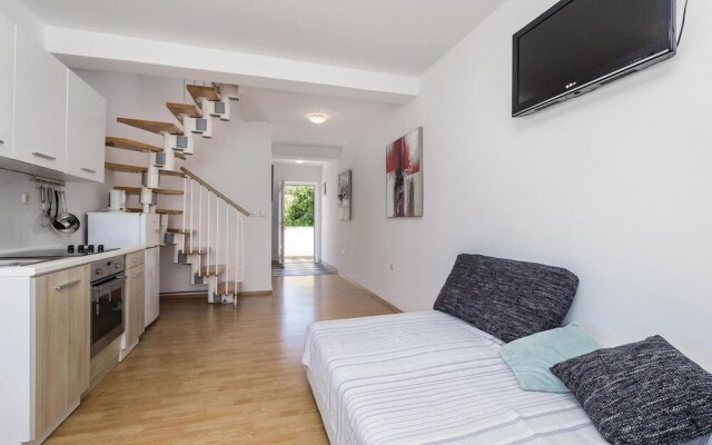 Beautiful Home in Pag With Wifi and 6 Bedrooms