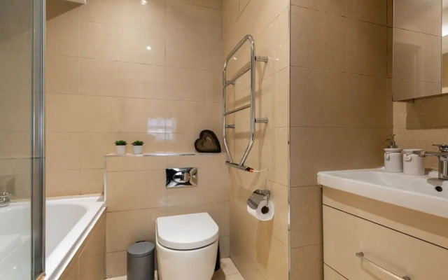 Platinum Apartment in Kensington 9941