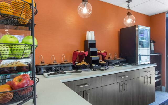 Country Hearth Inn & Suites - Columbia