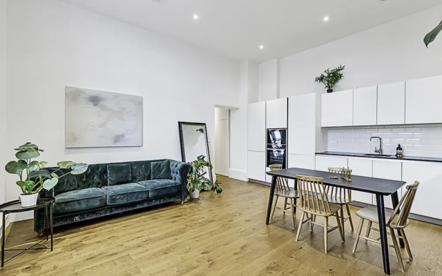 Vibrant 2-bed Flat: Acton's Best Stay!