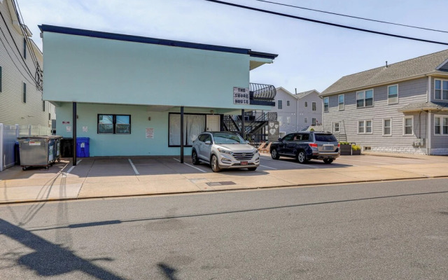 Wildwood Condo: Community Pool, Walk to Beach!