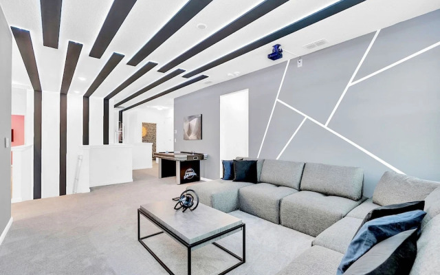 Upstay - 20-guest-all-theme-rooms-pool-spa-theatre