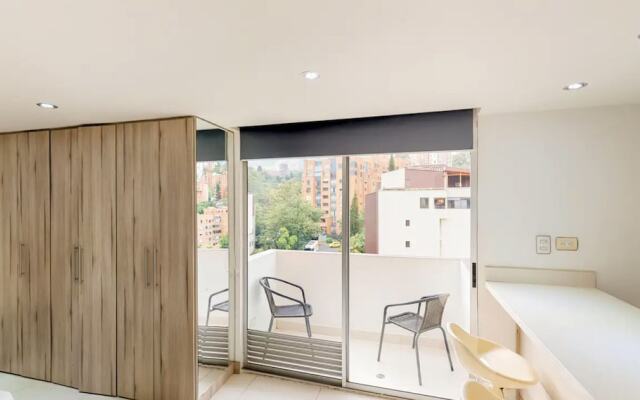 Comfortable city studio with balcony 810