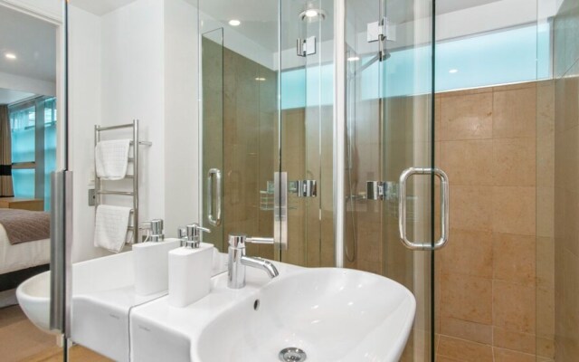 Viaduct Marina Executive -Parking & Pool