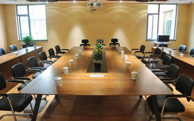 Crystal Pudi Hotel