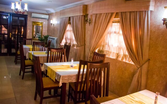 Dees Hotels, Apartments and Suites