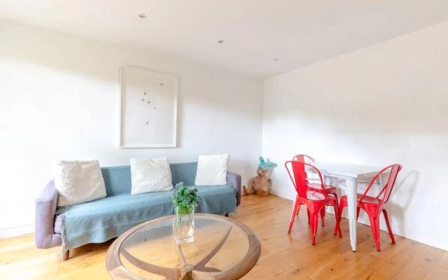 Spacious 1 Bedroom Apartment in Vibrant Angel