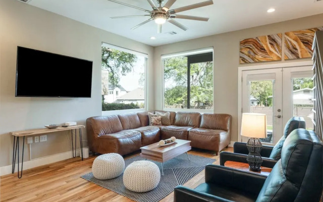Newly Built Poolside Home w Balcony BBQ