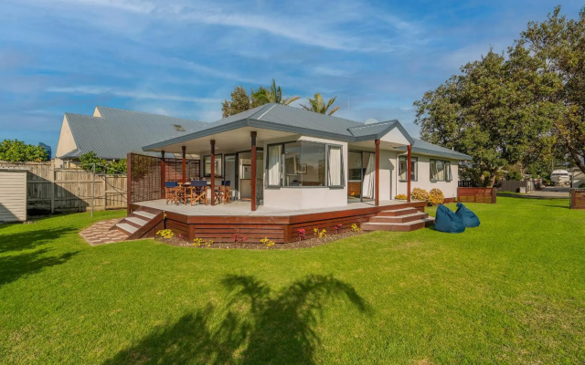 Sunlight Bach - Whitianga Holiday Home