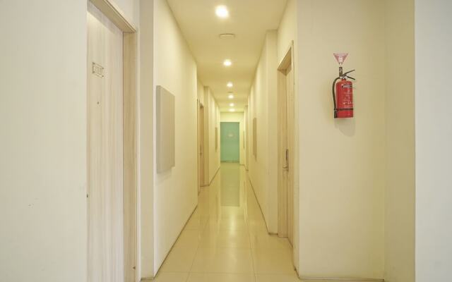 Collection O 91373 M Hotel