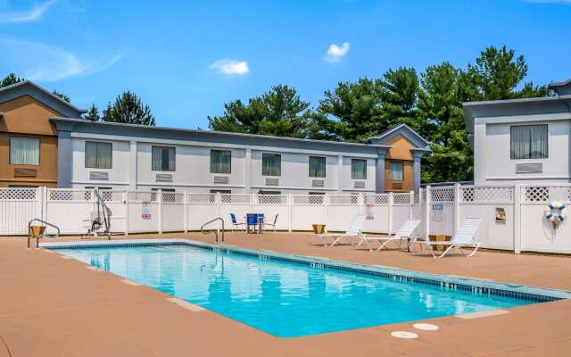 Econo Lodge Inn & Suites