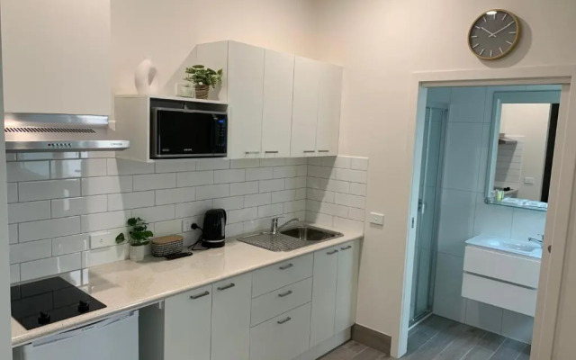 Bendigo King bed Courtyard and Kitchen Motel