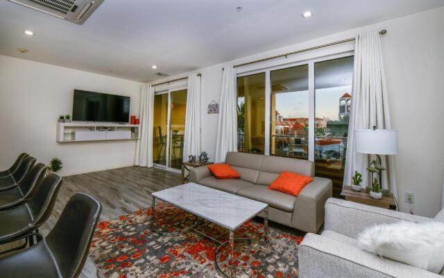 Luxury 2-bedroom Condo Right on the Strip in Palm Beach