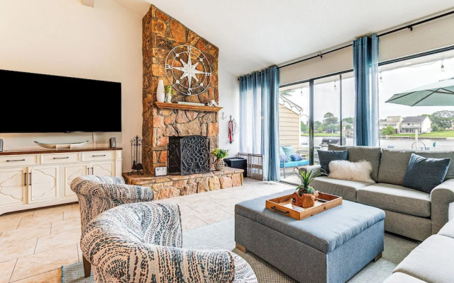 Paddleboards, Life Vests: Lake Conroe Getaway!