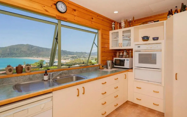 Picturesque on Paku - Tairua Holiday Home