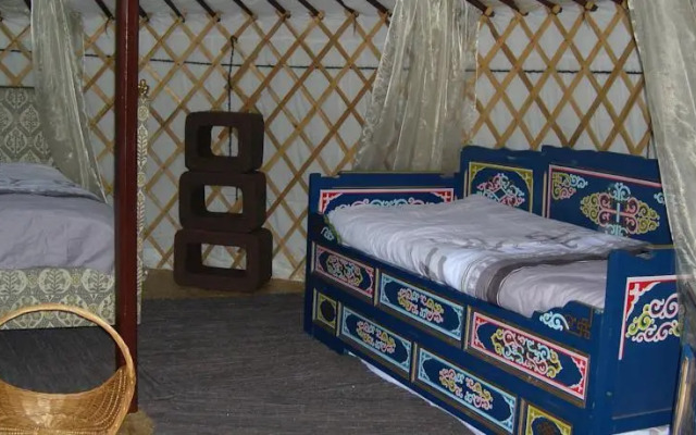 Khatoun Yourte & Roulotte