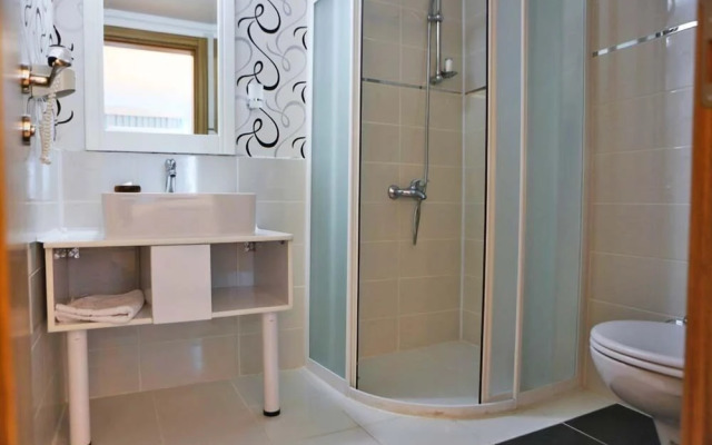 Ugur Hotel