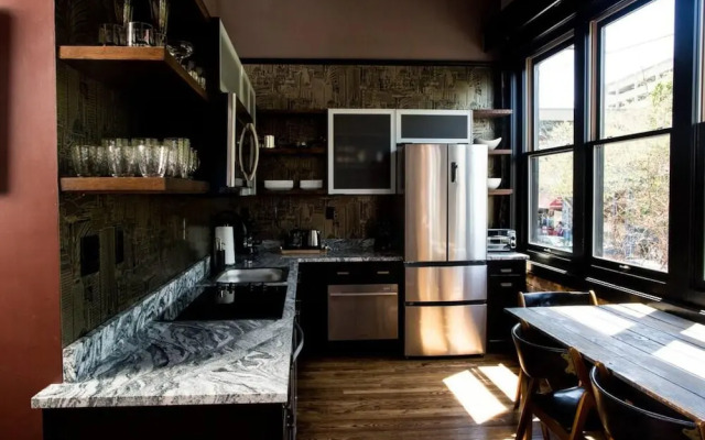 80 LEX 201 Exquisite Downtown Lodging