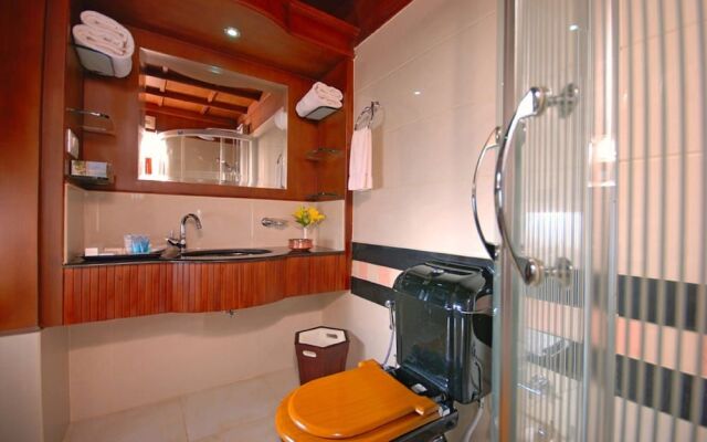 Sterling House boat Lake Palace Alleppey