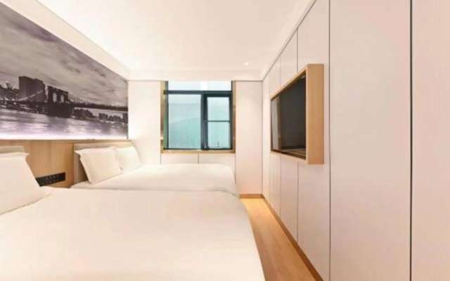 Super 8 Collection Hotel (Beijing Ganjiakou Subway Station)