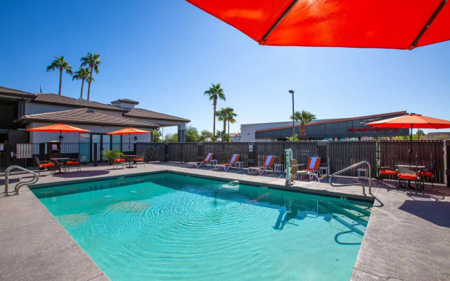 The Hotel Serene Glendale Peoria, Surestay Collection by BW