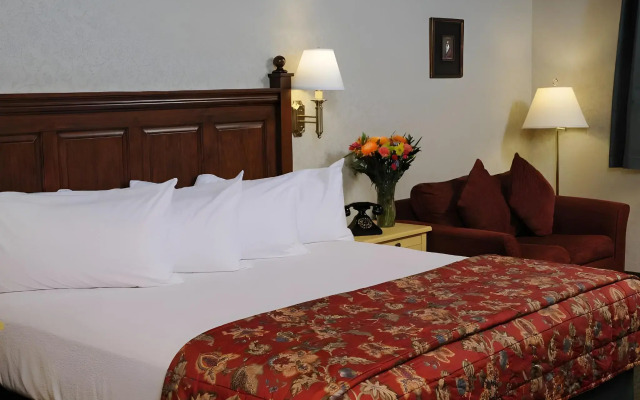 Pike's Waterfront Lodge