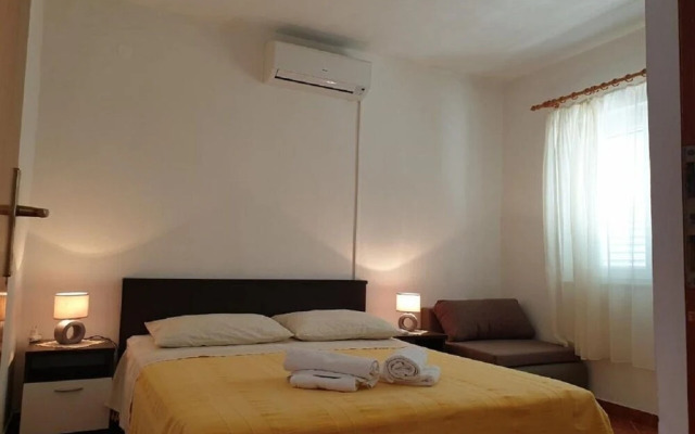 Nina - Free Private Parking - A4