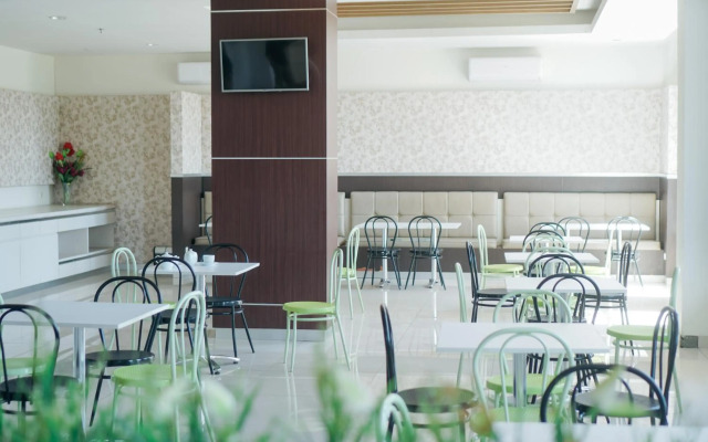 RedDoorz Plus At Grand Sayang Park Hotel Makassar