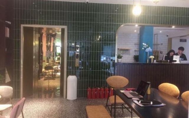 Qianggie Hotel Shanghai Weining Road subway station