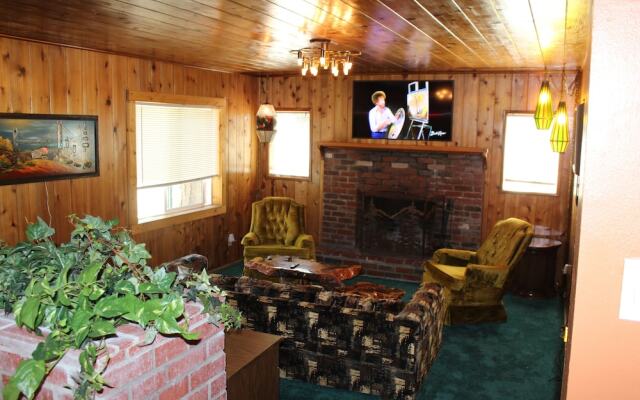 Hicksville Pines Chalets & Motel