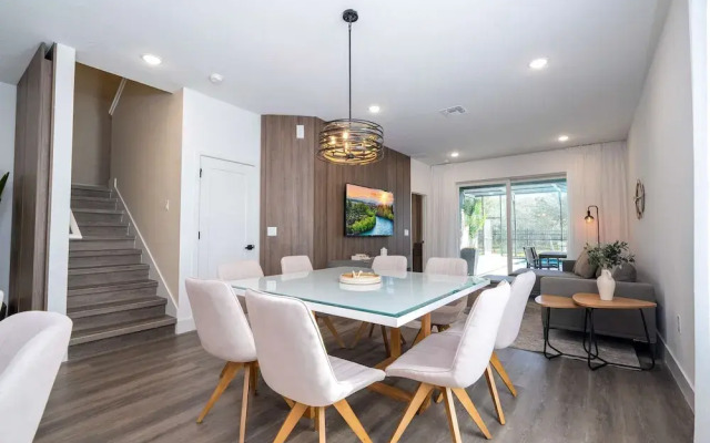 5BR Home With Private Pool Themed Decor