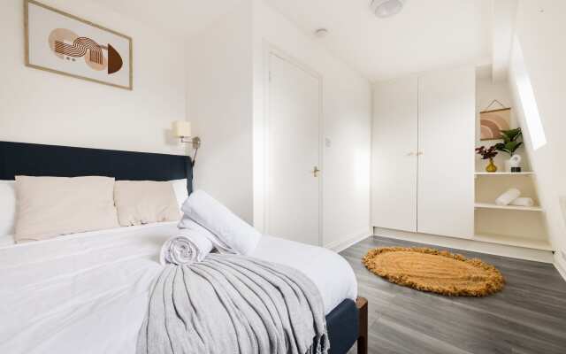 Contemporary 2 Bedroom Apartment in Shepherd's Bush